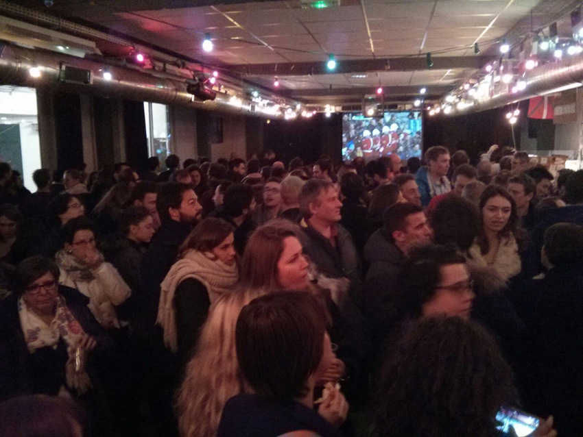 Eskual Etxea was full to watch the rugby match between France and England (photoParisEE)