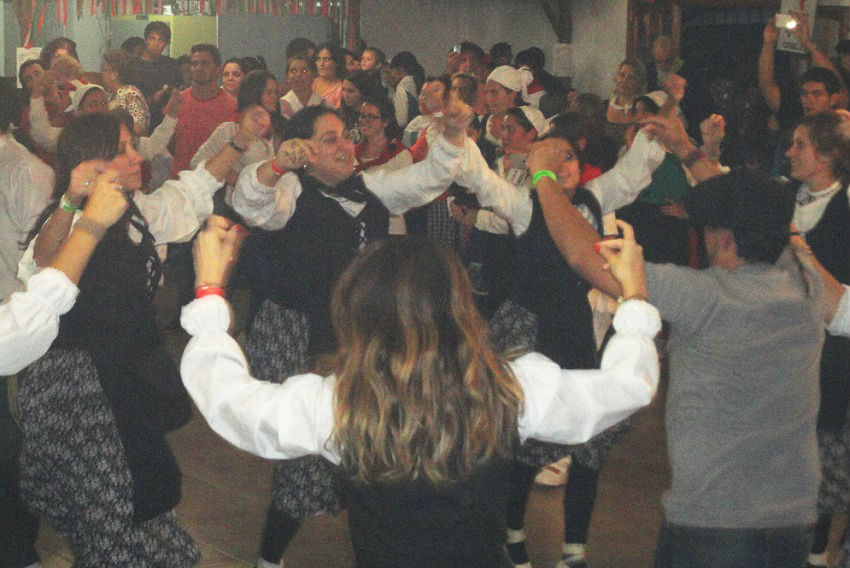 Más de un centenar de dantzaris eligieron este año también celebrar el Aberri Eguna junto al Centro de Cañuelas (foto EuskalKultura.com)