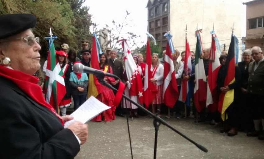 Siguiendo su costumbre, el Centro Vasco de Bariloche celebró el Aberri Eguna en el Paseo de las Colectividades 