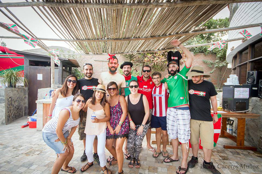 Los jóvenes de la Euskal Etxea de Lima, disfrutando de su fiesta de Aberri Eguna (foto LimaCV)