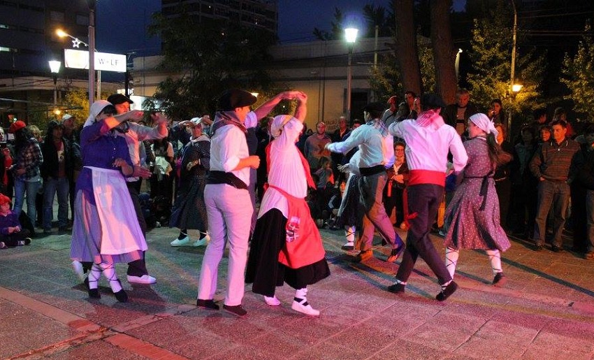 Danzas y trajes típicos