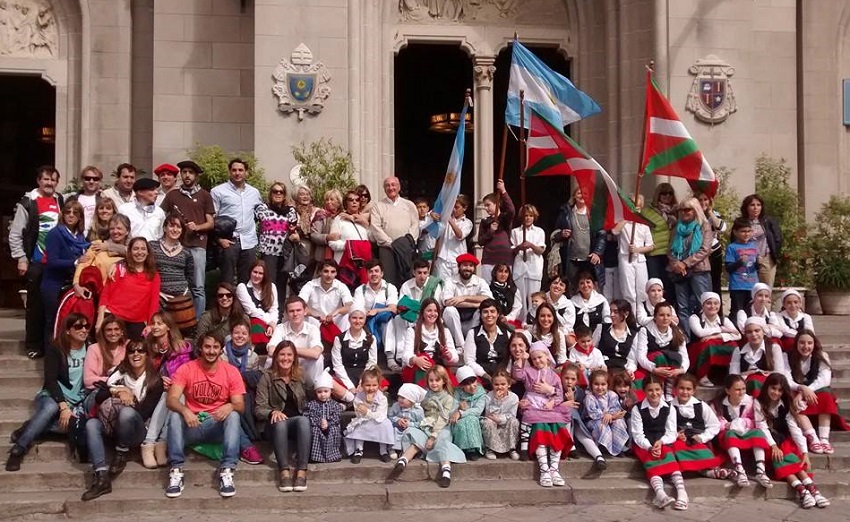 To commemorate the Day of the Basque Homeland, Denak Bat in Mar del Plata, painted the Cathedral entrance red and white with thier traditional costumes