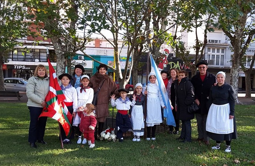 Members of the Gure Etxe Maitea in Olavarria held a tribute to Gernika at the city’s main square