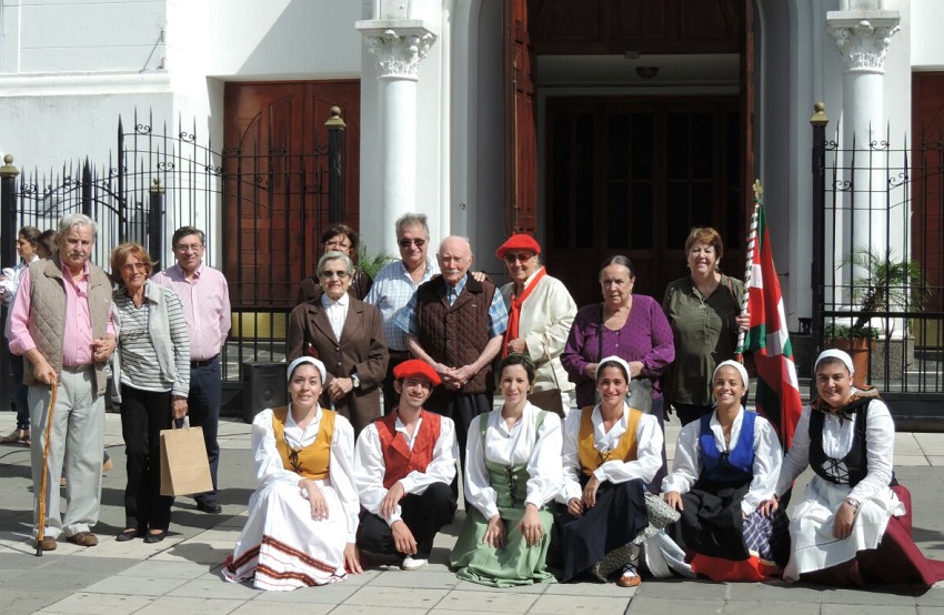 Integrantes del Centro Vasco Colectividad Vasca de Concordia luego de la misa por el Aberri Eguna