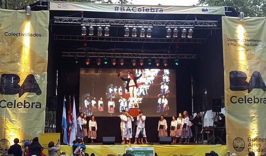 Danzas en el 'Buenos Aires Celebra al País Vasco' 2016: Kaixarranka por los dantzaris de Lomas de Zamora 