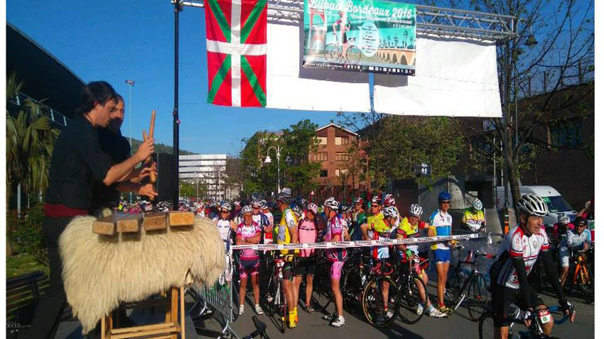 Riders at the start of the stages, ready to start the tour of the day (photoBordeauxEE)