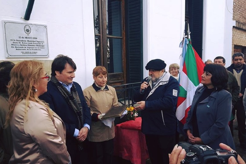 El Centro Vasco Eusko Aterpea hizo una donación con importante valor histórico a la ciudad de Gral. Rodríguez en su 152º aniversario