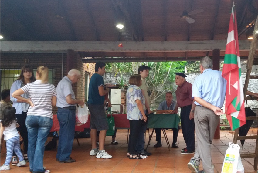 The first food sale of the year at Euskal Jatorri took place in their provisional site, at the Rotary Club in Posadas