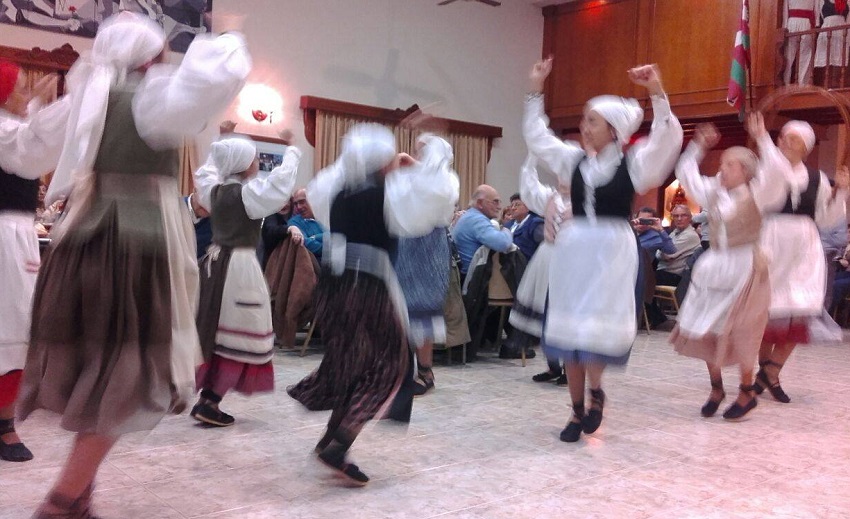 The Beti Aurrera dance group performed for 180 people at the dinner held on May 21