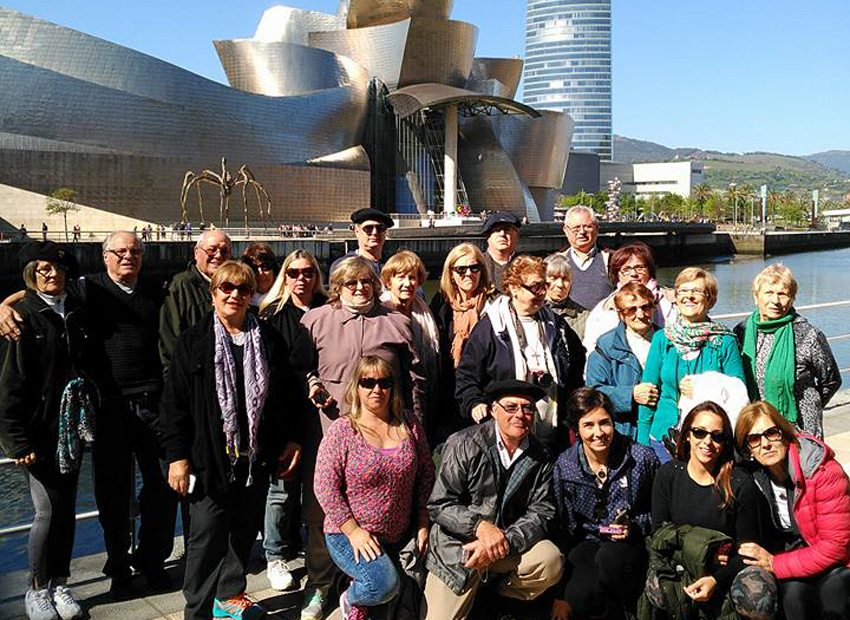 El grupo de vascos de Saladillo y Misiones frente al Guggenheim de Bilbao (foto Bask in Motion)