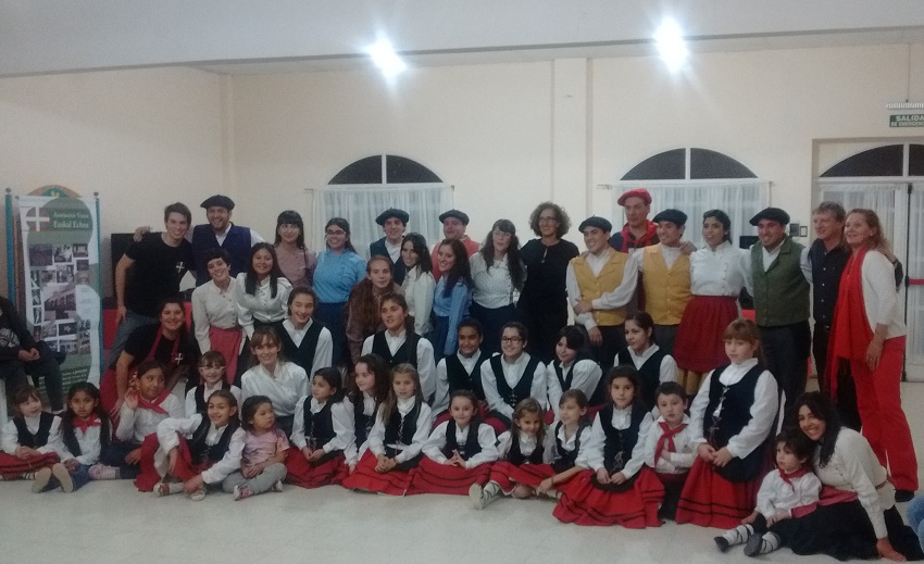 Dantzairs and membes of the Euskal Echea in Comodoro Rivadavia with Sara Pagola