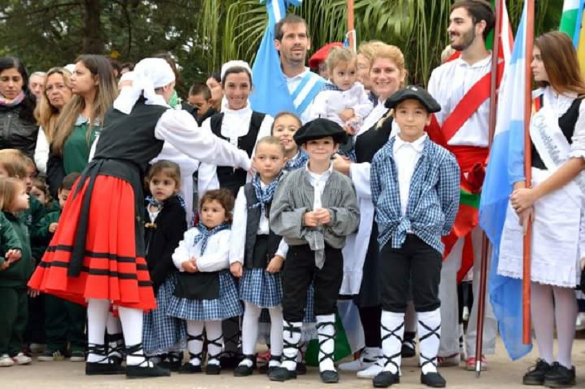 The Euskel Biotza Basque club in Roldan participated in the parade for the city’s 150th anniversary