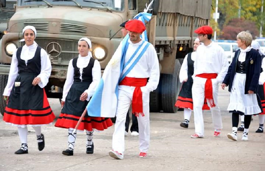 La ikurriña por las calles de Roldán