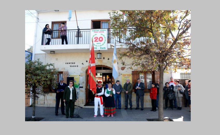 Banderas, himnos y danzas