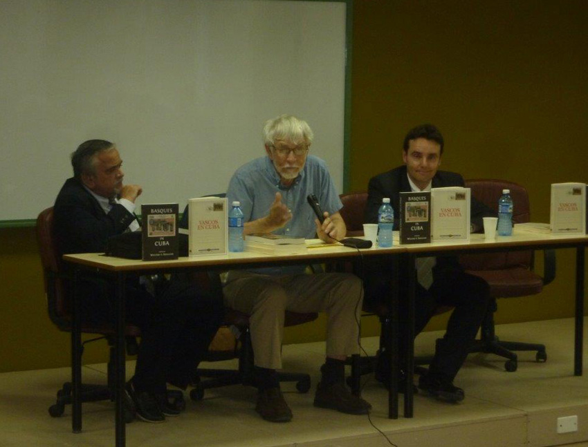 Renato Garcia Eguskiza (Euskal Etxea de Cuba), William Douglass y Asier Vallejo (Director para las Comunidades Vascas en el Exterior), en la presentación (foto Cuba CV)