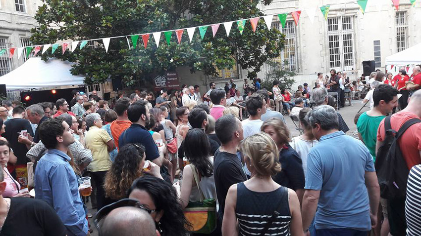 La Plaza de los Vascos de Burdeos se llenó de gente para celebrar la Fiesta de la Música con la euskal etxea bordelesa (foto Burdeos CV)