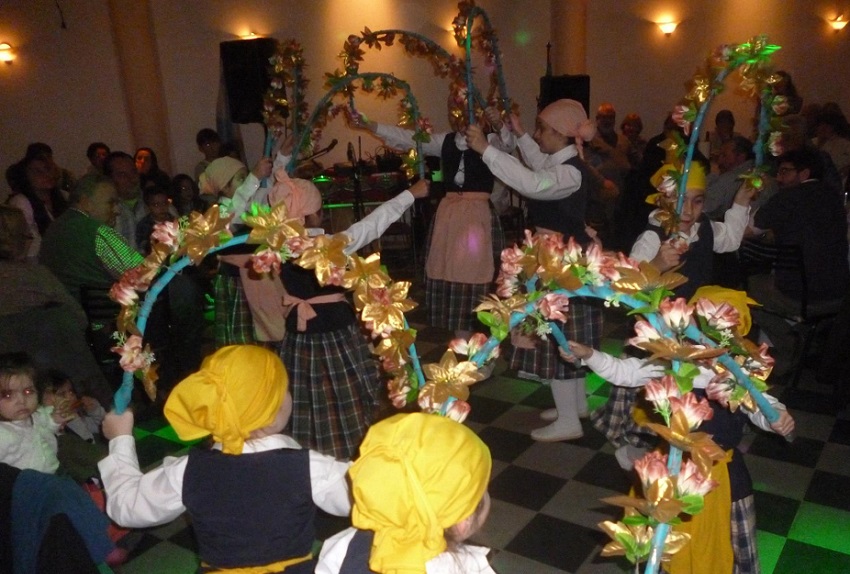 En la fiesta por el 27º aniversario de la institución fueron las neskatxitas del centro las protagonistas de la noche