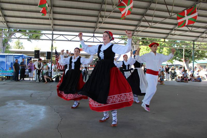 Exhibiciones de euskal dantza en el 70º Festival Vasco del Southern California Basque Club (fotos SCBC Basques)