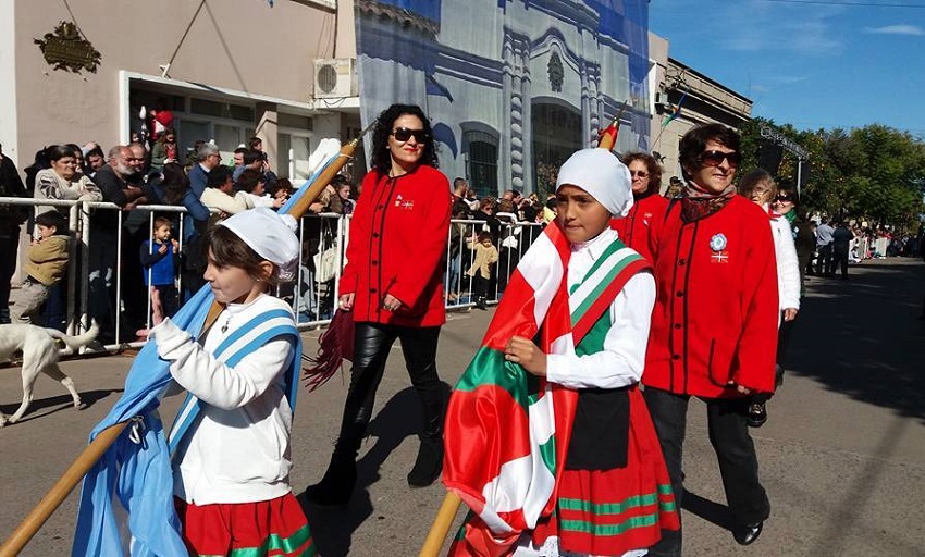 The Euskaldunak Denak Bat Basque club in the anthem and the parade