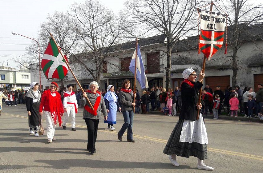 Standard bearers from the club in Azul