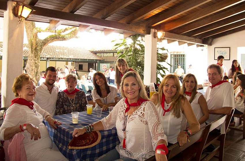 Zuri eta gorriz jantzita, festara bildu ziren lagunek egun ederraz gozatu zuten (argazkia Caracas EE)