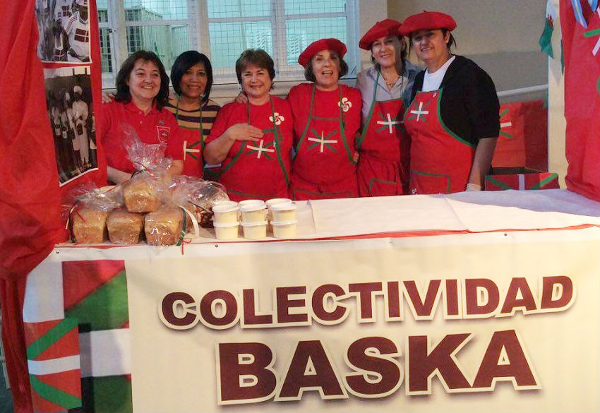 Integrantes del Centro Vasco Etorritakoengatik de Puerto Madryn en el festival 'Madryn al plato'