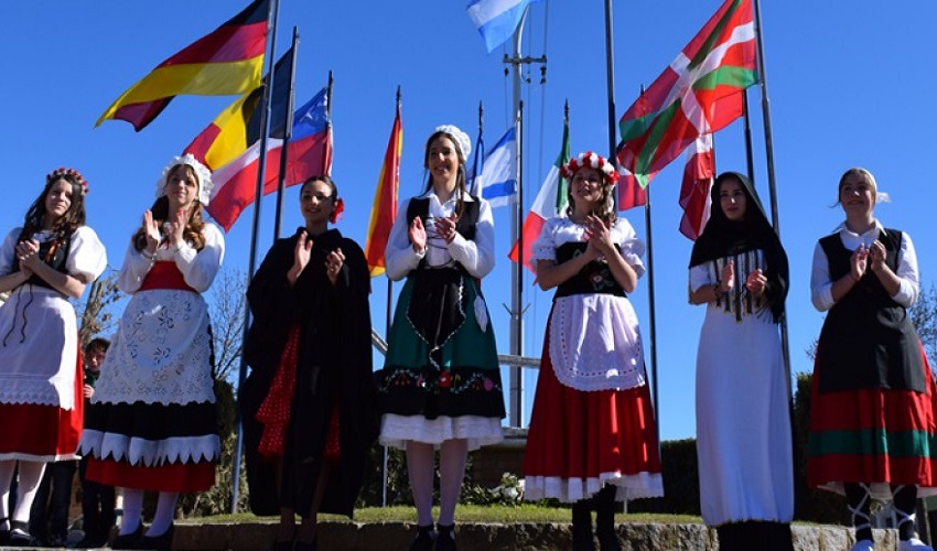 En la ciudad de Coronel Pringles, los festejos por el Día del Inmigrante comenzaron con un acto frente al Monumento erigido en honor a las colectividades locales