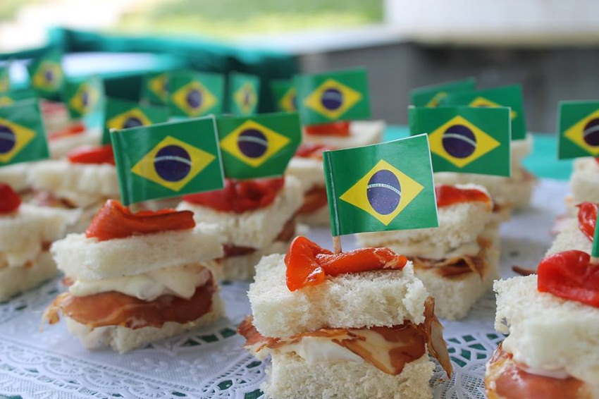 Brasilgo banderarekin atondutako pintxoak, Eusko Alkartasuna elkartearen Pintxo Egunean (argazkia Eusko Alkartasuna EE)