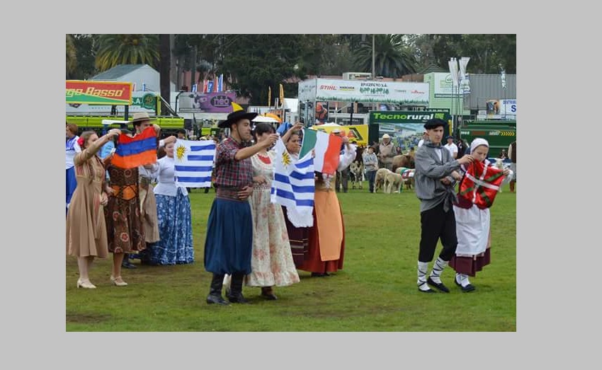 Integrantes del Grupo de Danzas Eusko Indarra en la 111ª Exposición Internacional de Ganadería y Muestra Internacional Agro Industrial y Comercial