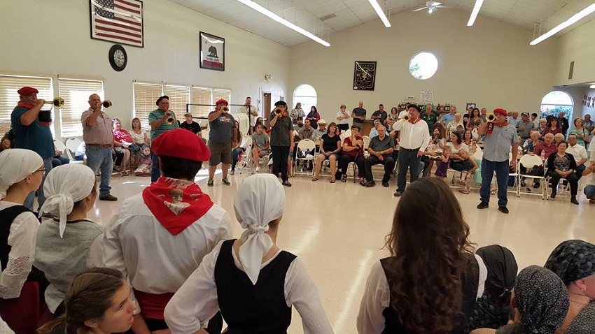 Imagen de una edición anterior de la Fiesta Vasca de Rocklin, California, con los integrantes de su Klika animando el encuentro