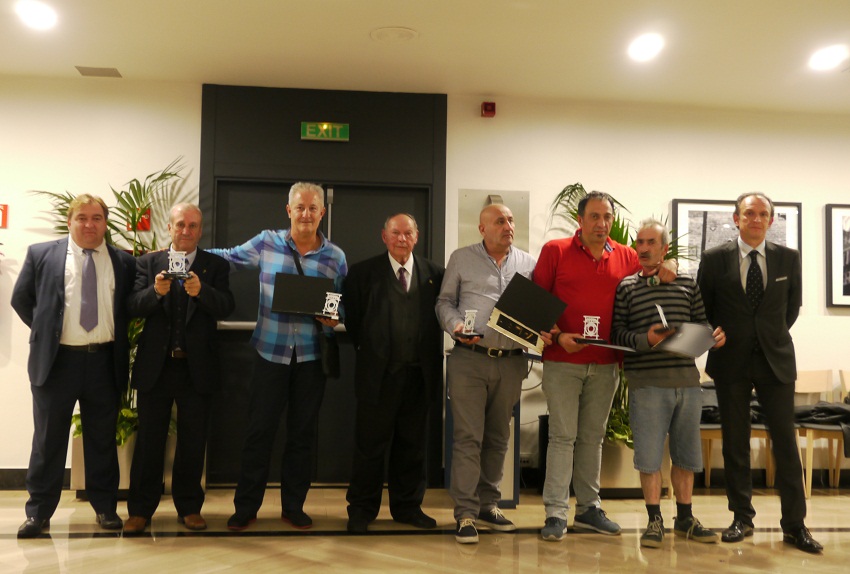 Champions and second place winners of the 39th International Mus Tournament of Basque Collectivities with the event organizers (photo C.T.M.E.)