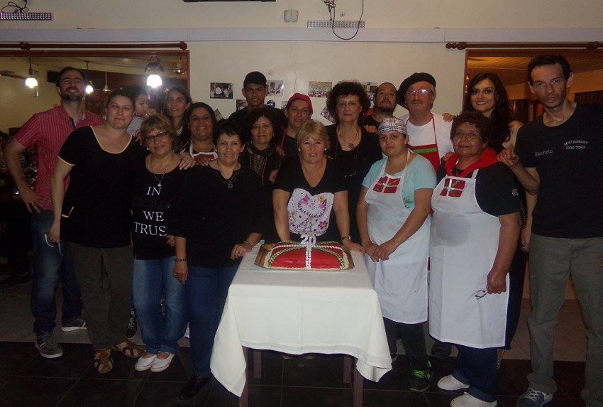 The complete group from Eusko Txoko celebrated its 20th anniversary at the Basque Club and restaurant (photoEE) 