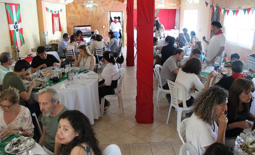 The “Baskos de la Confluencia” Basque Club in Neuquen debuted with a Basque lunch last Sunday, October 30th. 