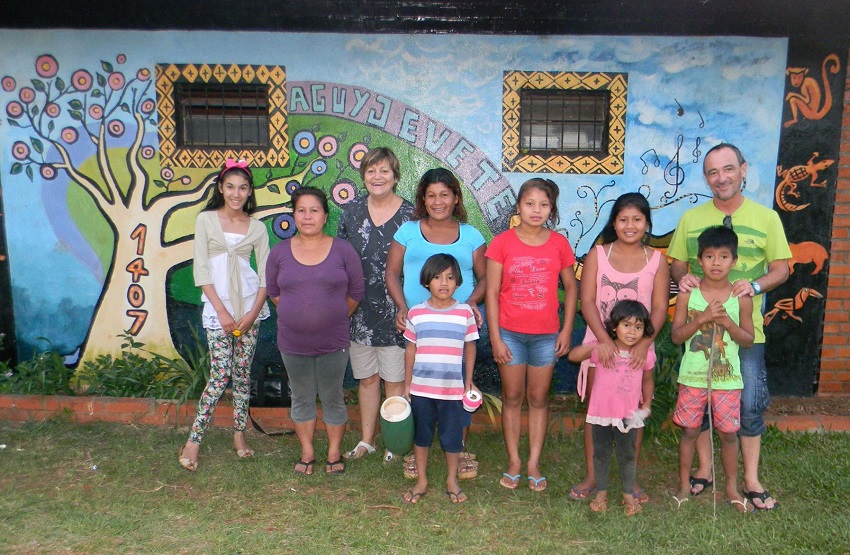 Patxi Perez along with Chieftain Ruperta and a group of children from the Tajy Poty community 