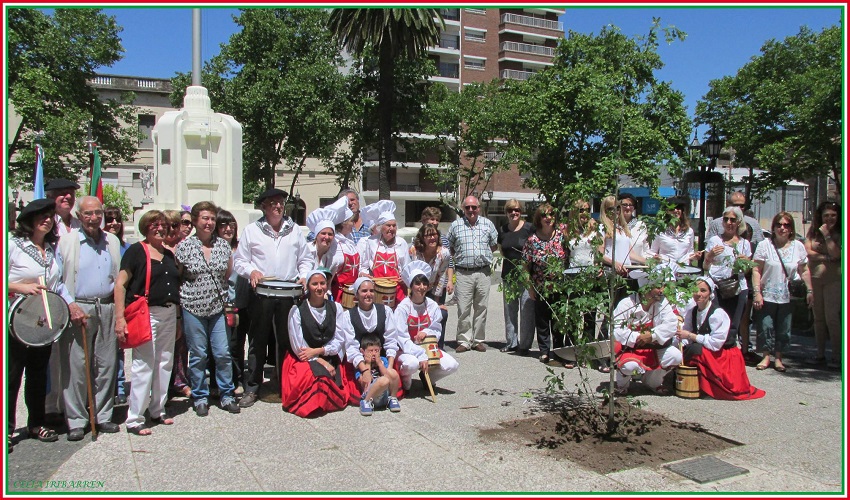 El Centro Vasco Lagun Onak celebró su 65º aniversario plantando un roble en la Plaza Merced de la ciudad