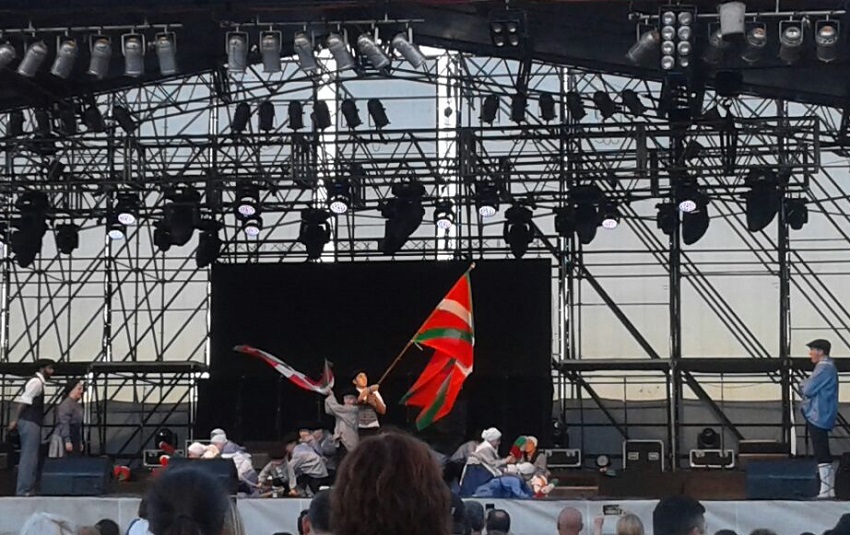 The txikis at the Zazpi take the stage at a prior edition of the Festival of Communities in Rosario