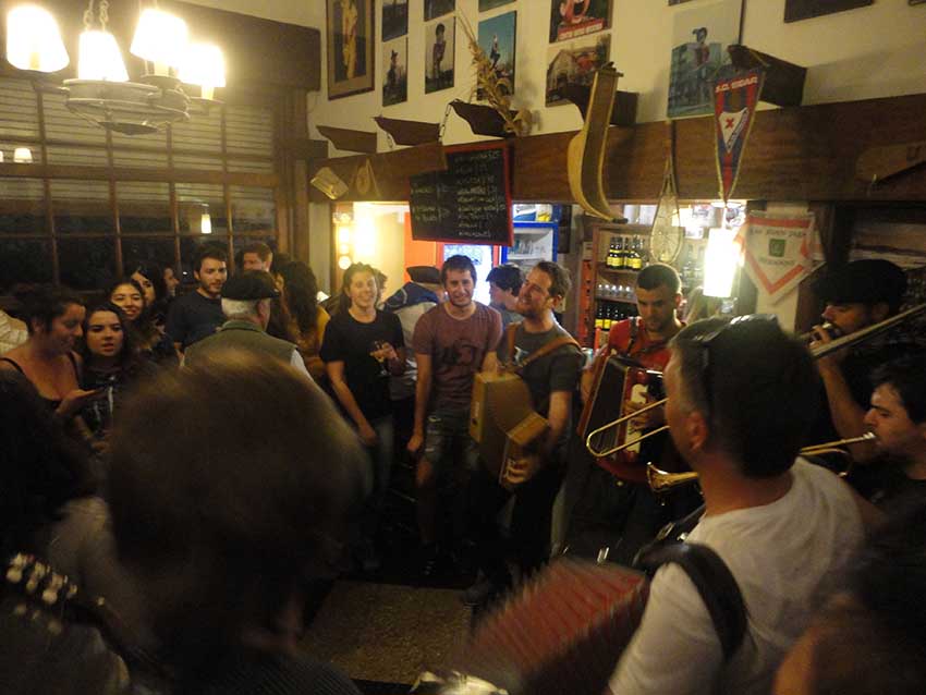 ...y cantos en el bar de Euskal Etxea