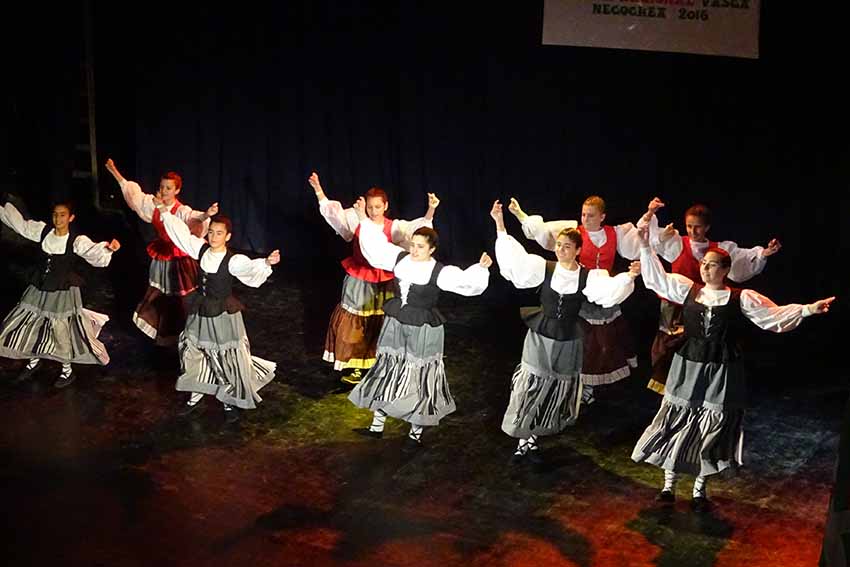 Presentación de bailes vascos en el teatro