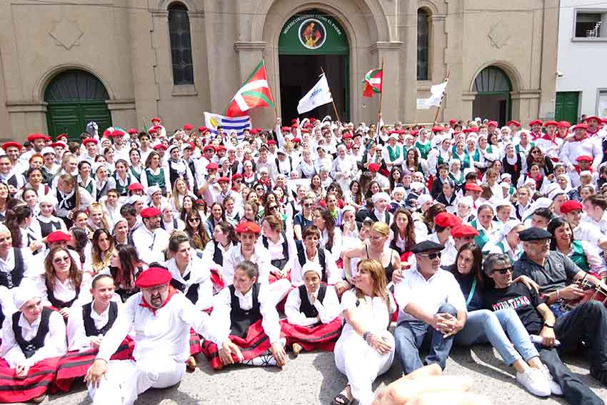 Some of the participants in the dantzari parade that took place in Necochea on Sunday (photoEuskalKultura.com) 