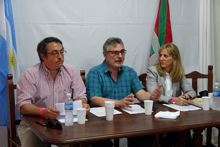 Javier Ederra secretario, Hugo Andiazabal presidente y Arantxa Anitua vice presidente, en la reunión de FEVA de la Semana Vasca 2016