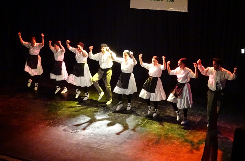 Dancers from Euskaltzaleak