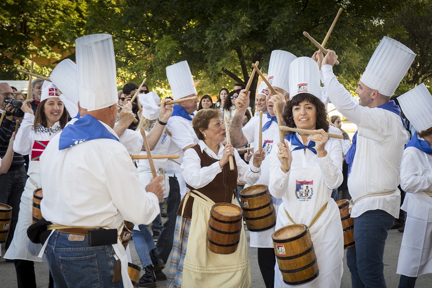 The Tamborrada opened the music and dance show on Saturday at Semana Vasca 2016