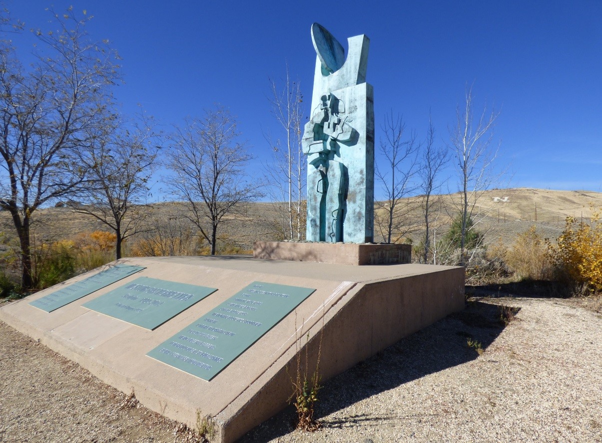 New plaques at the Monument 05