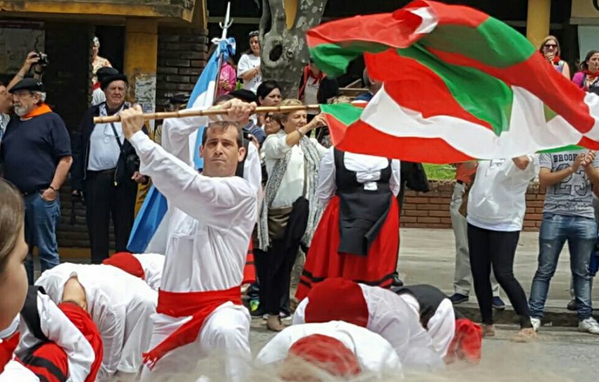 The Ikurriña flew in the dances in the plaza last Sunday in Necochea