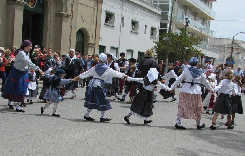 De la mano de los txikis