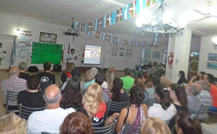 En San Nicolás, junto a alumnos de San Pedro y Eusketxe