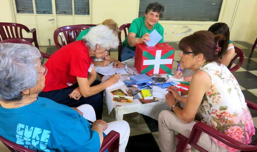 ...concentradísimos, jugando en euskera