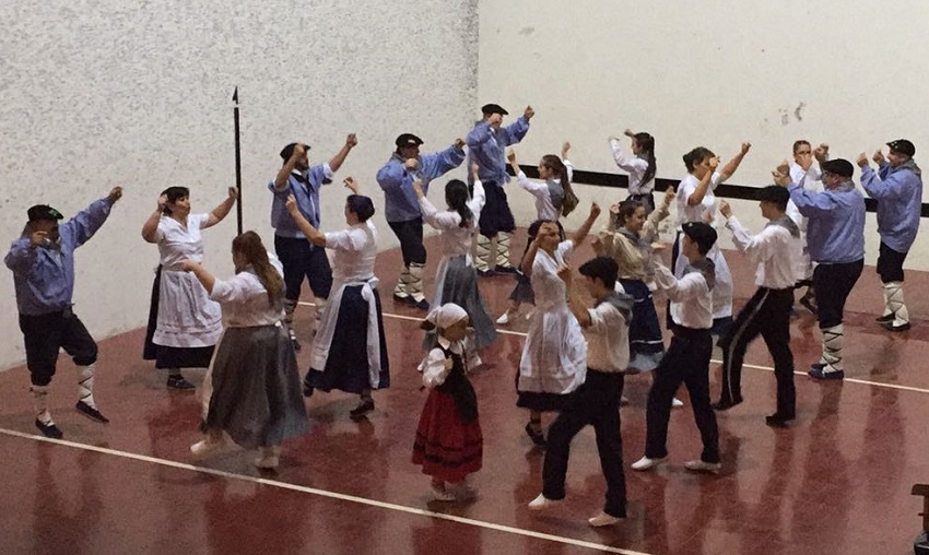 Danzas y euskera en Villa María...