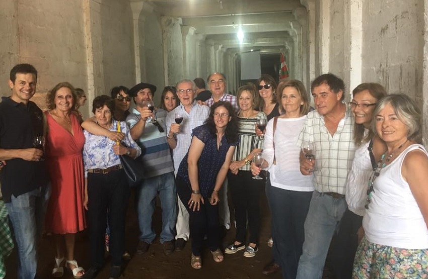 Después de firmar el convenio para recuperar la Bodega Harriague los salteños hicieron un brindis 