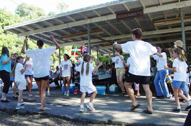 Bailando en el picnic anual de Ventura (foto EuskalKultura.com)